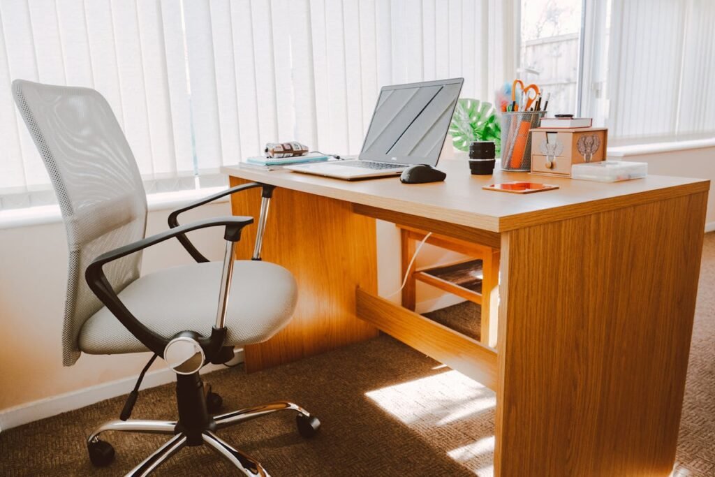 detalle de silla ergonómica con soporte lumbar ajustable