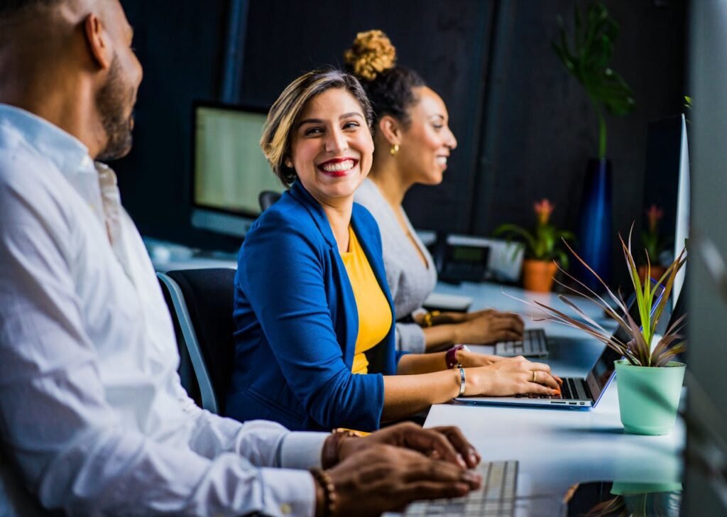 Persona sonriente trabajando cómoda en escritorio moderno con silla ergonómica